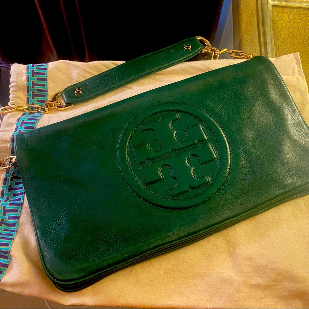 Authentic and Fabulous leather clutch! Great for a night out or day date.